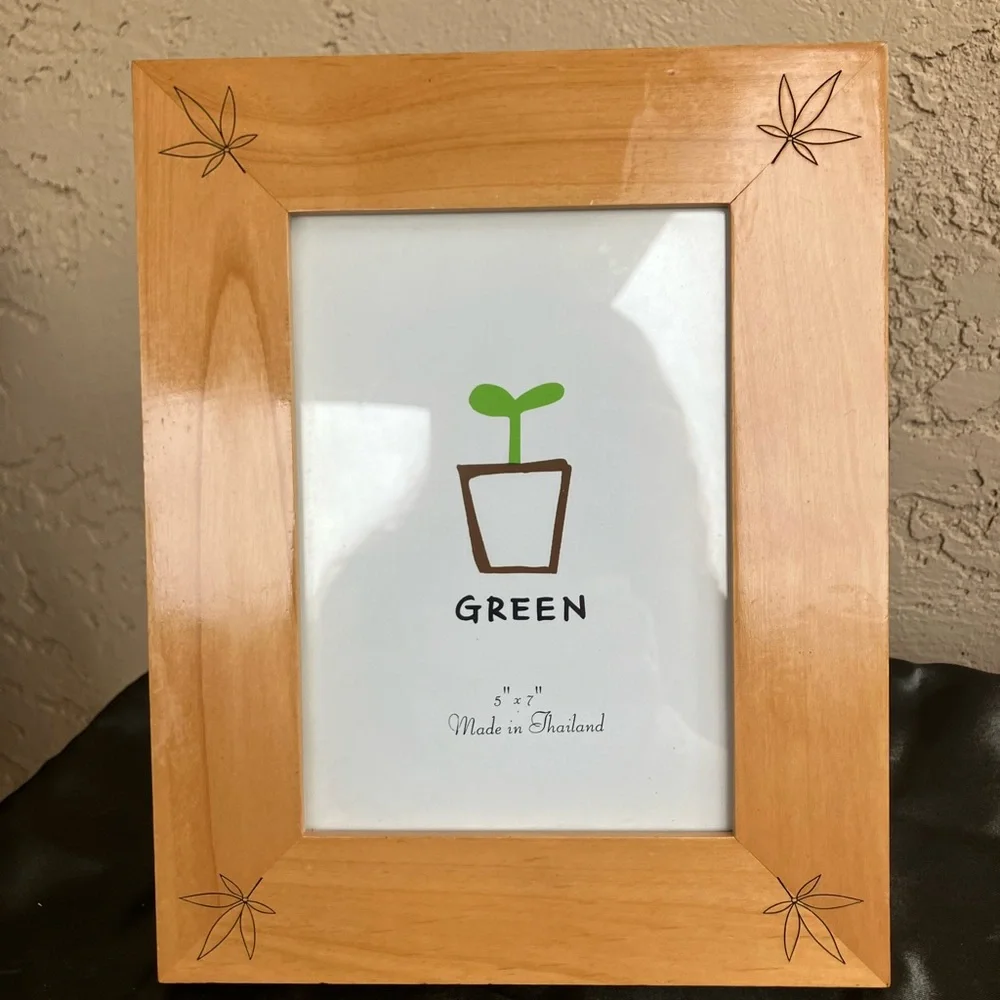 Unk Light Brown Picture Frame with Leaf Design 5 x 7 photo